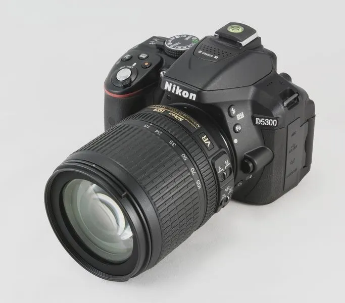 Jaka lampa do Nikona D5300? Dobierz model do zdjęć i budżetu